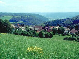 Blick vom Juxkopf über den Ortsteil Jux und ins Lautertal